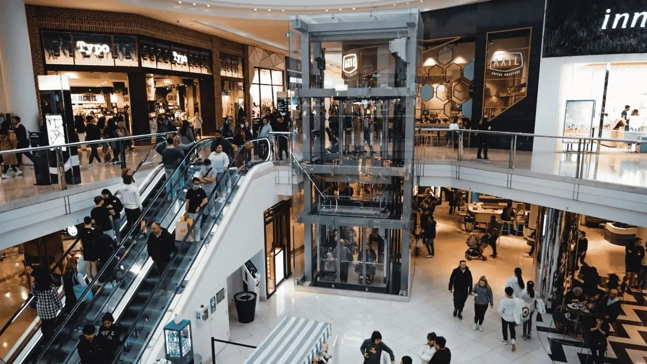 Yüksek Yaya Trafiğine Sahip Alışveriş Bölgesi Mağazası