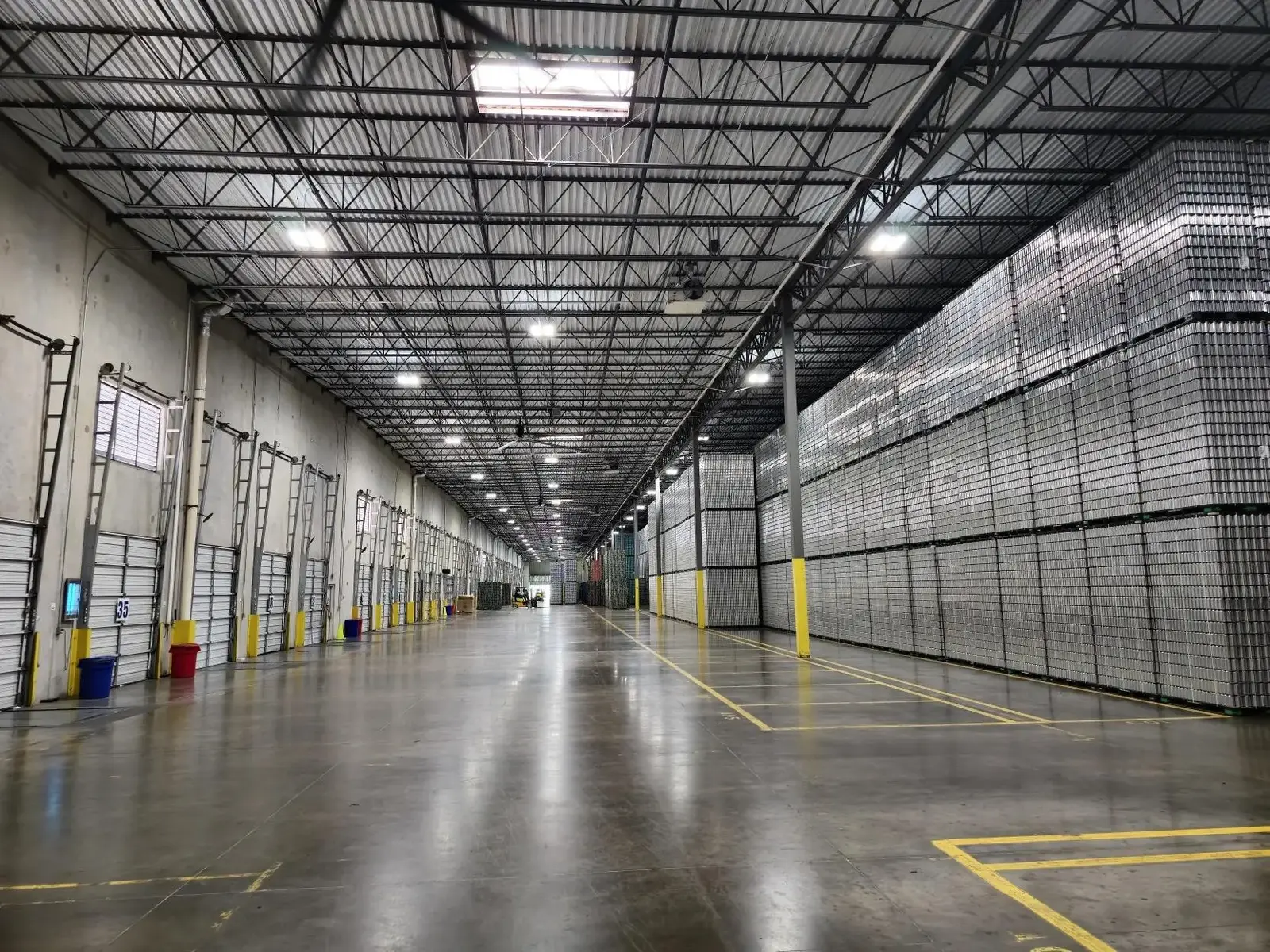 Efficient Logistics Warehouse with High Ceilings