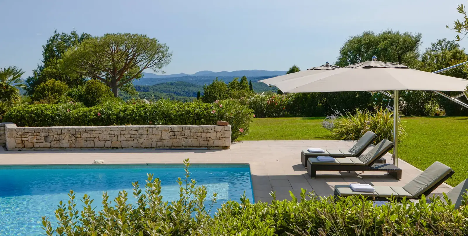 فيلا متوسطة ساحرة مع حدائق غنّاء