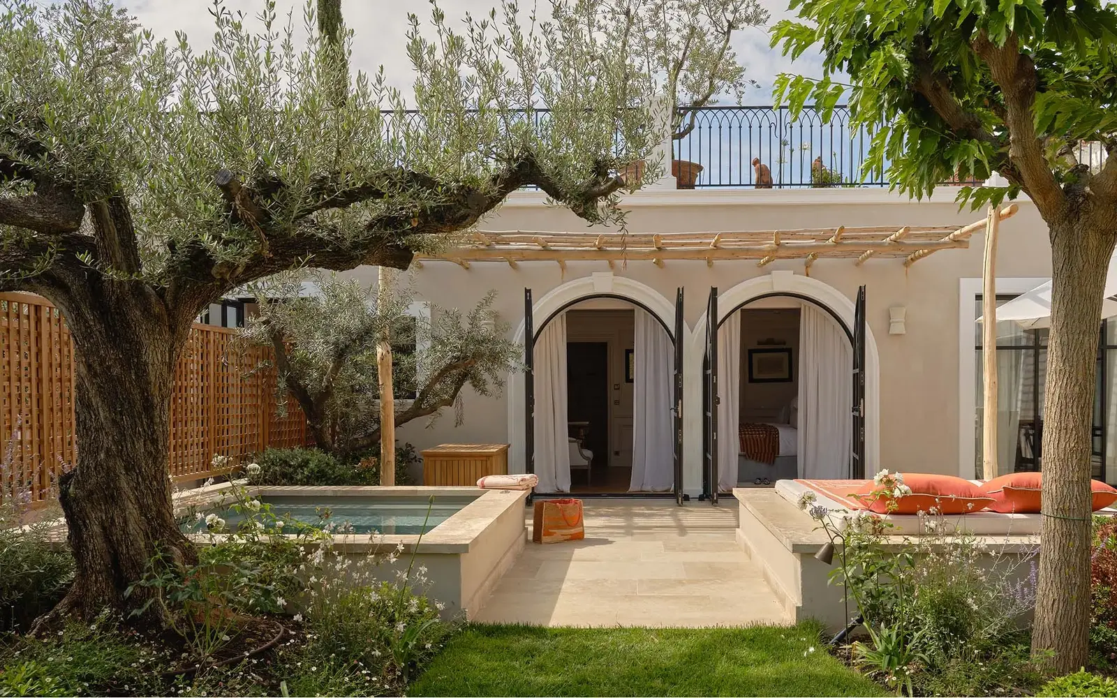 فيلا متوسطة ساحرة مع حدائق غنّاء