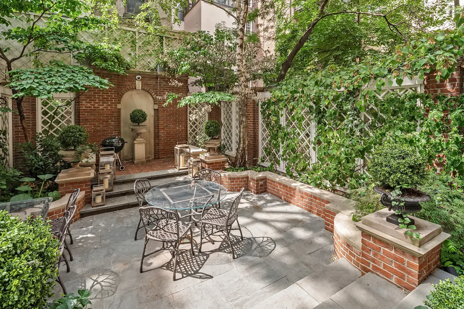 Charming Family Townhouse with Garden and Garage