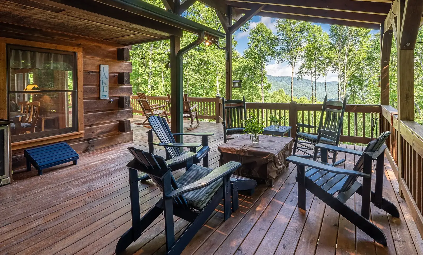 Beautiful Lakeside Vacation Home with Scenic Views